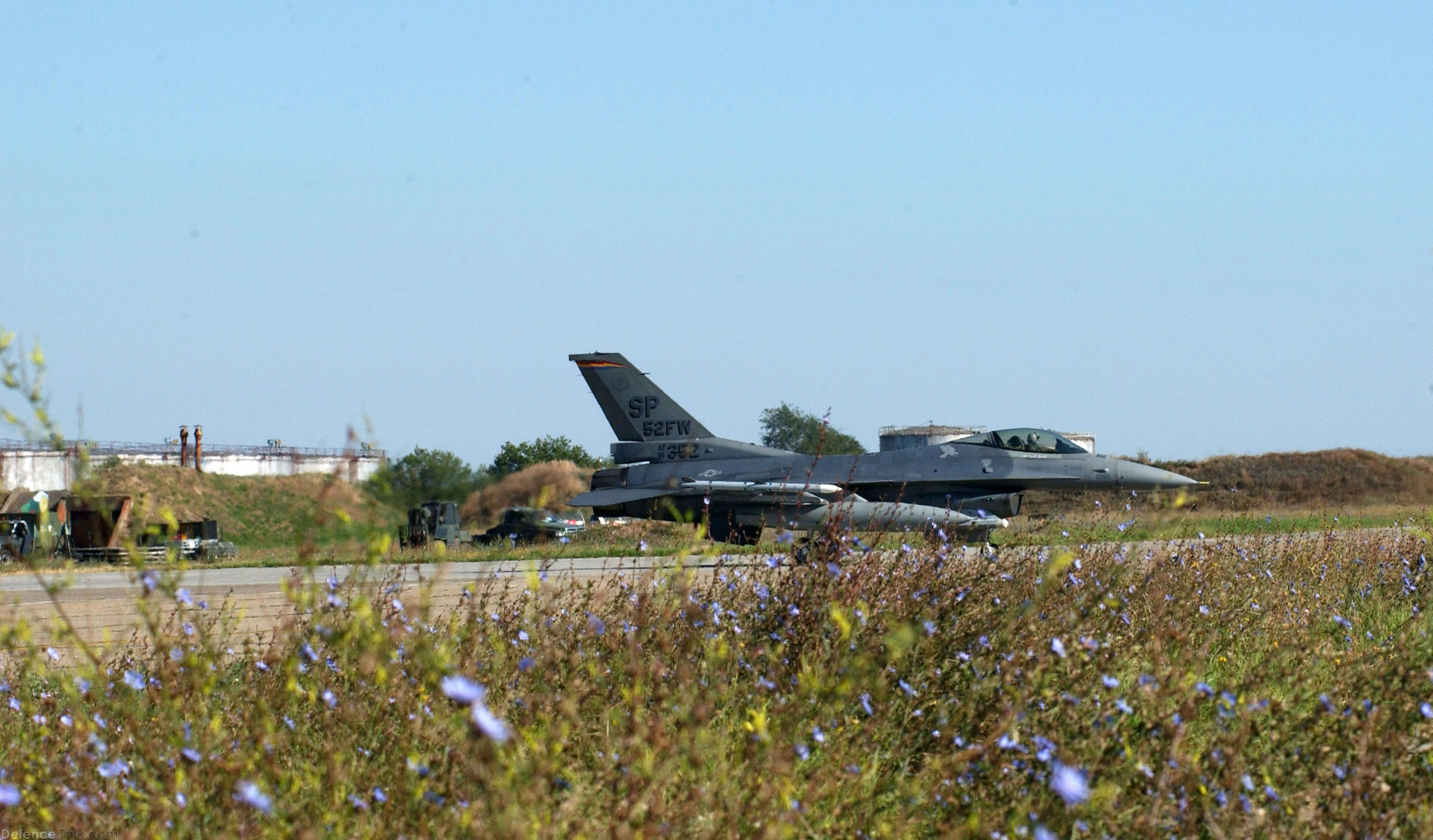 F-16 Fighting Falcon taxis