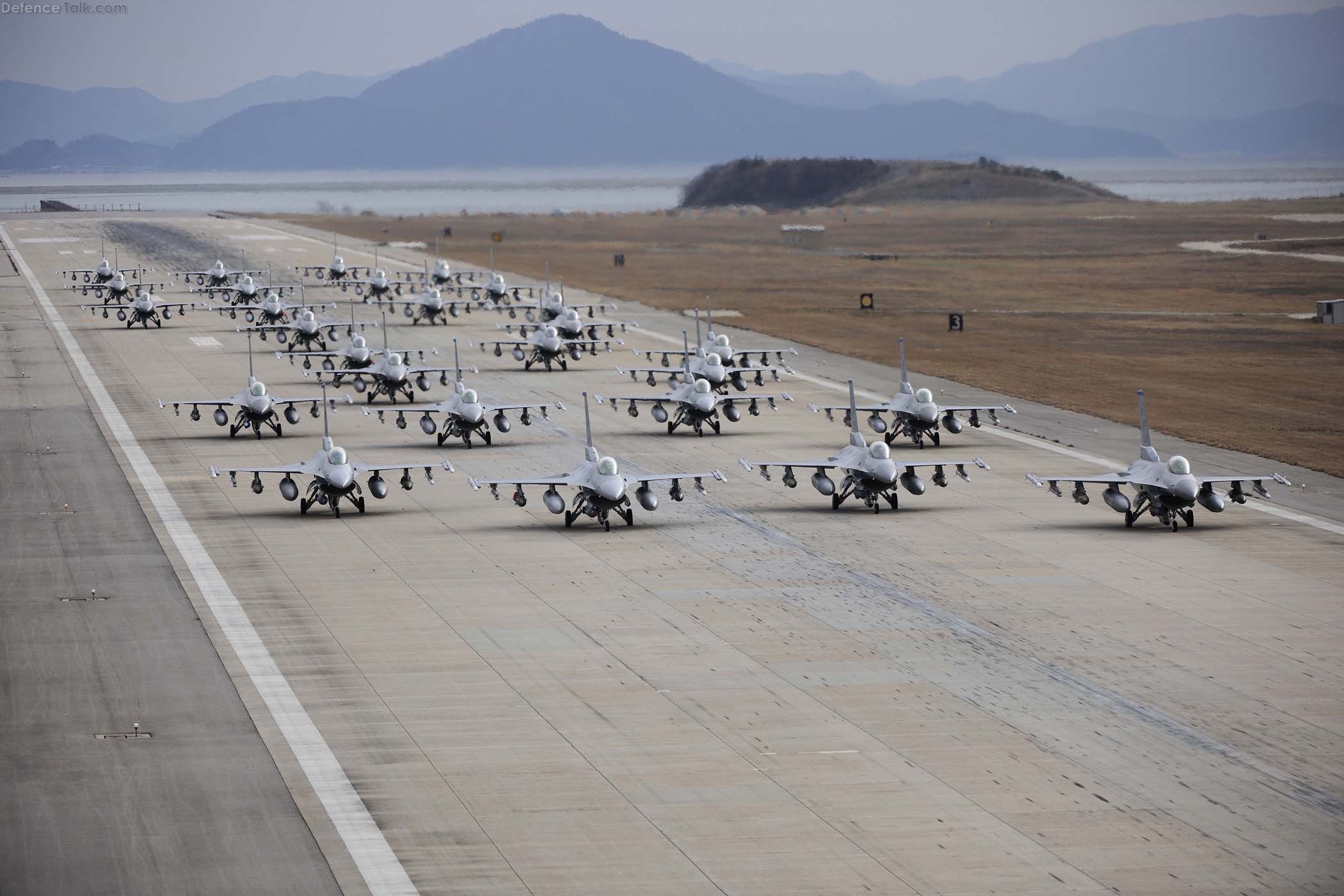 F-16 Fighting Falcons âelephant walkâ formation