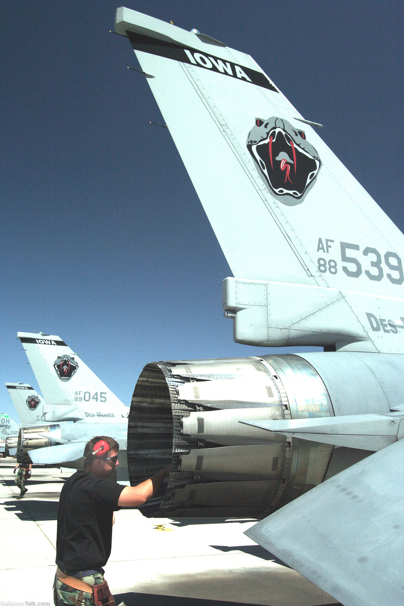 F-16 preflight inspection