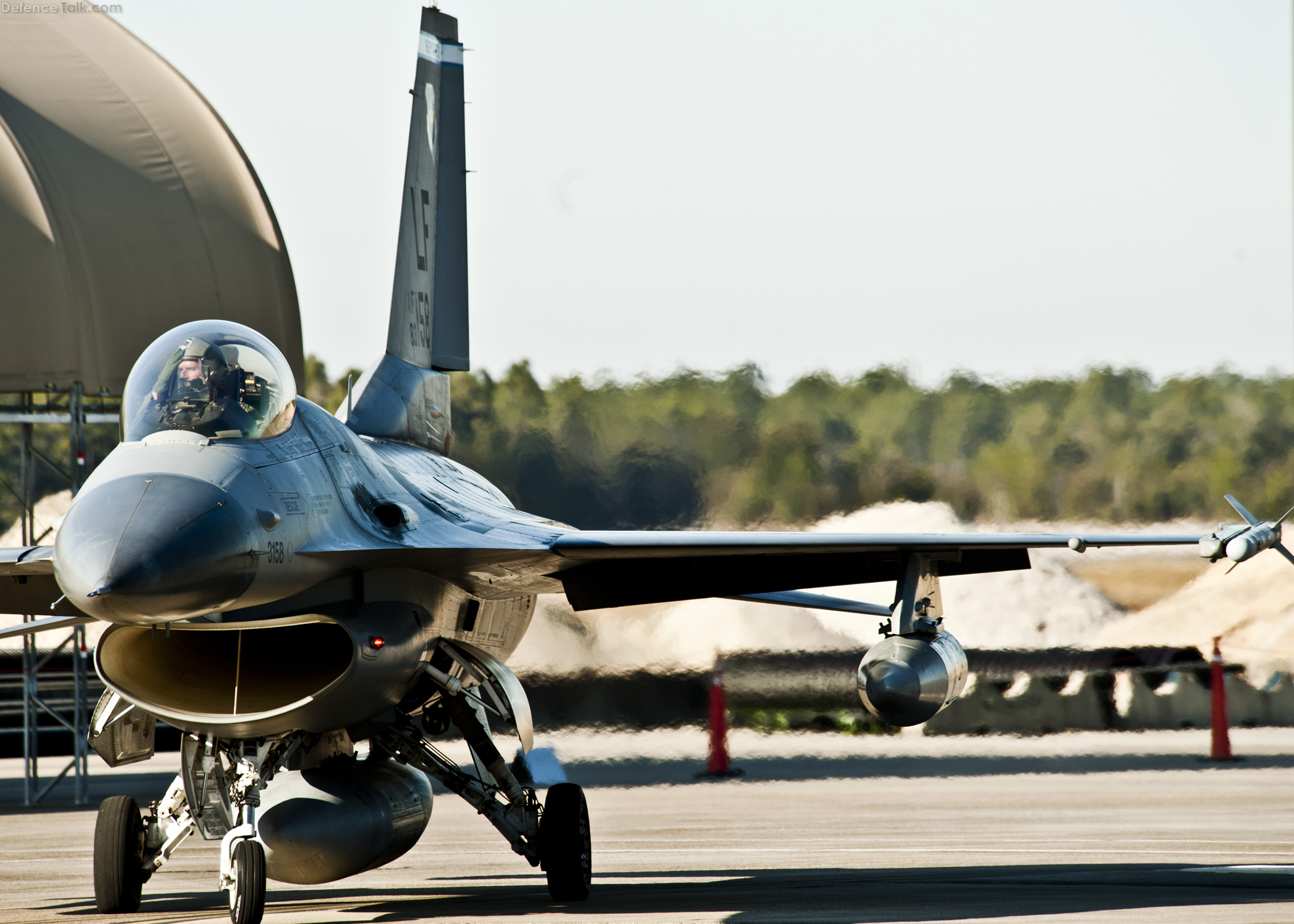 F-16 Taxis - Strike Fighter Wing