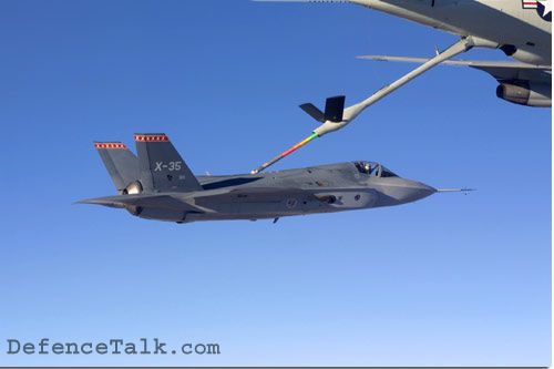 F35 em close durante reabastecimento aÃÂ©reo.