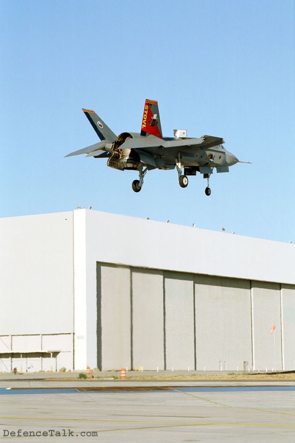 F35B pousando verticalmente