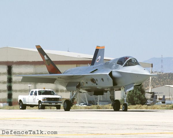 F35B taxiando na pista