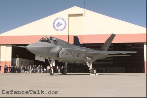 F35C saindo de um hangar