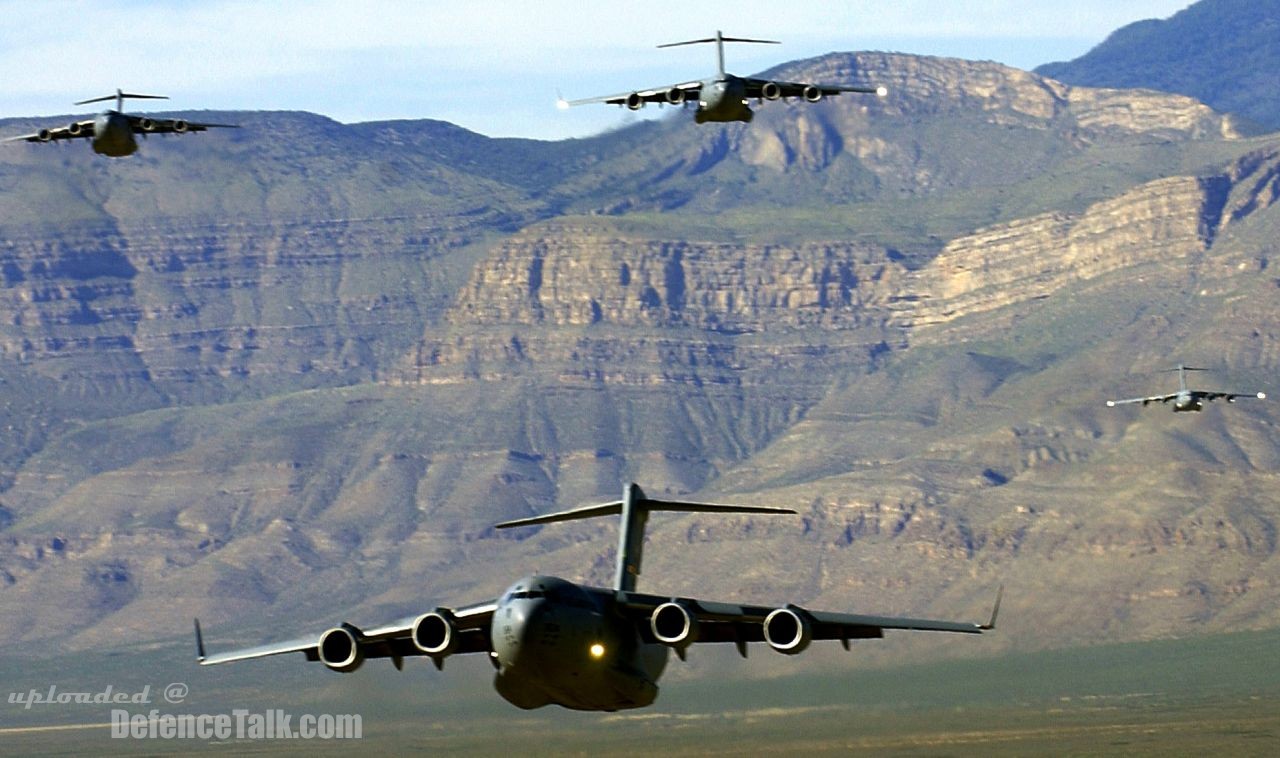 Formation of 17 C-17 Globemaster III - US Air Force