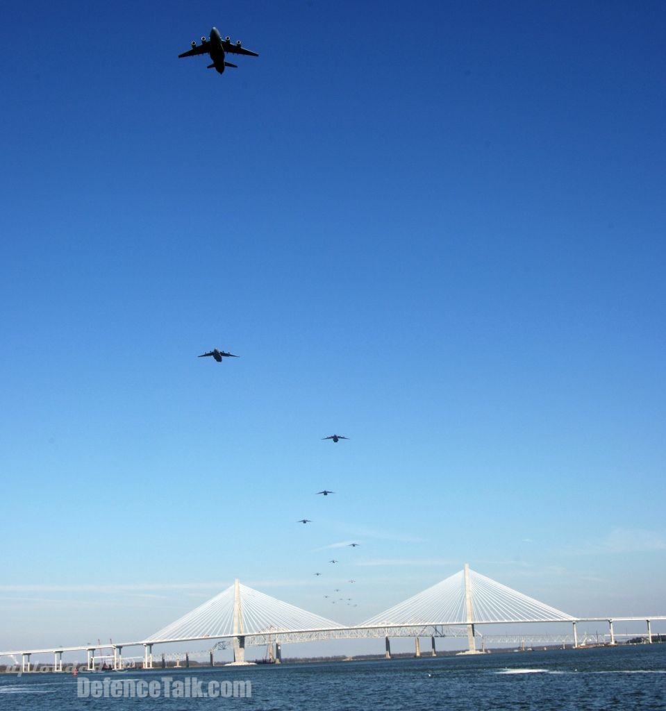 Formation of 17 C-17 Globemaster III - US Air Force