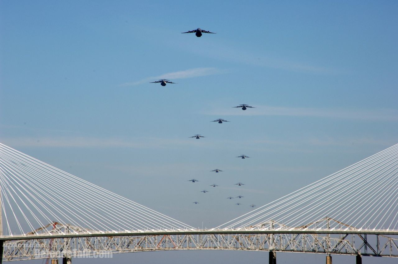 Formation of 17 C-17 Globemaster III - US Air Force