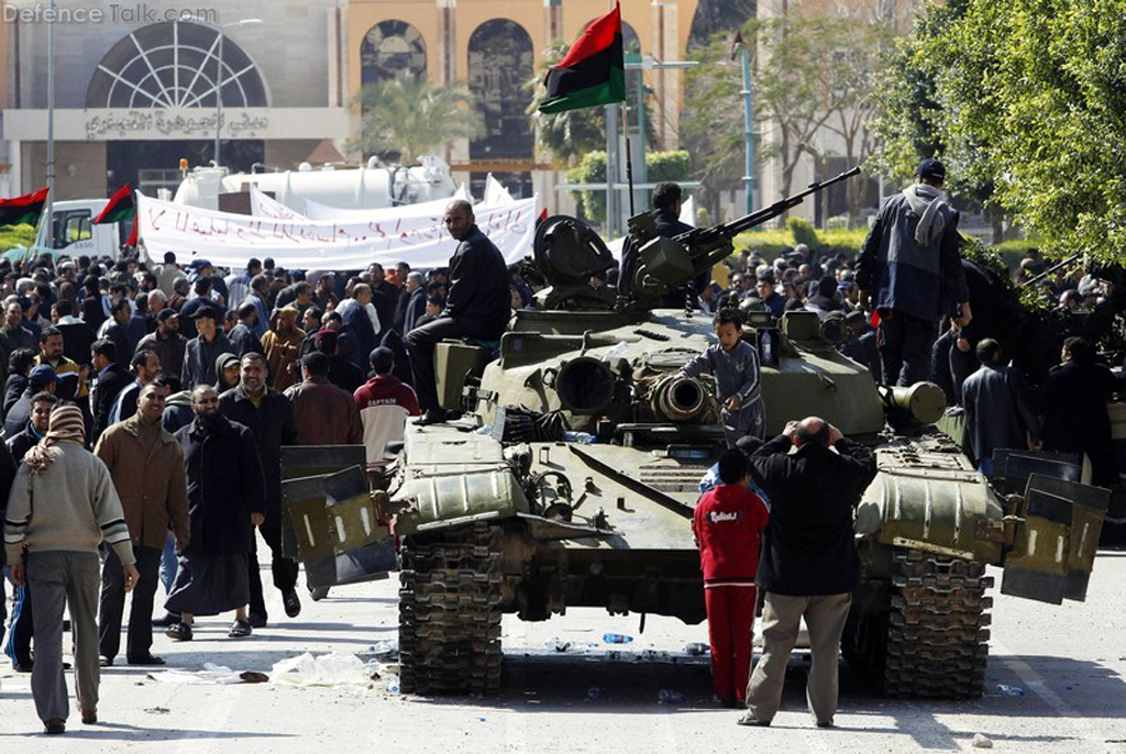 Free Libyan Army T-72 tank, protesters