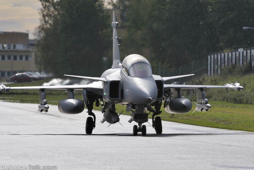 Gripen Demo, flying with heavy load.