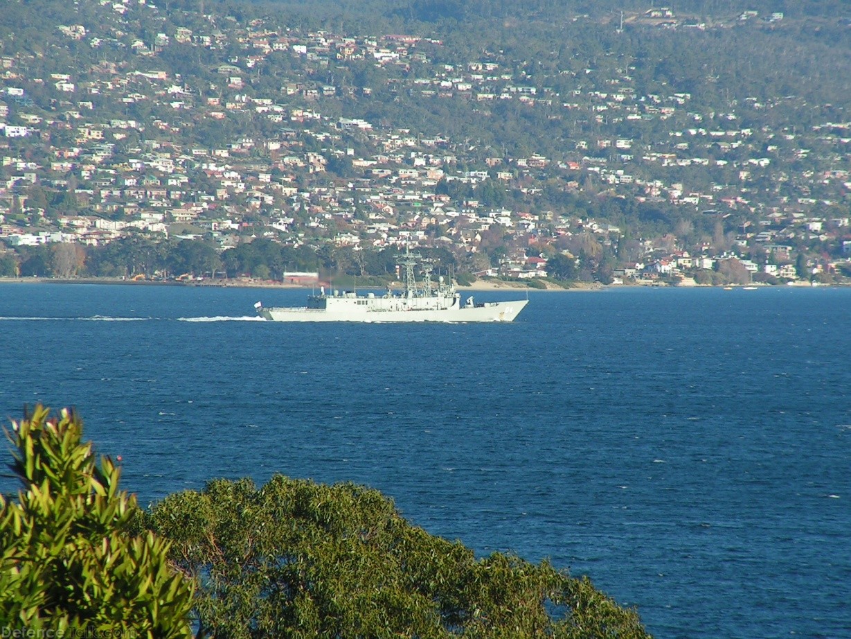 HMAS Darwin FFG 04 entering Hobart