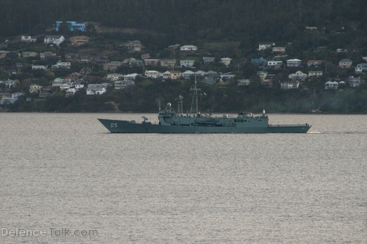 HMAS Melbourne FFG 05 in Hobart August 2007