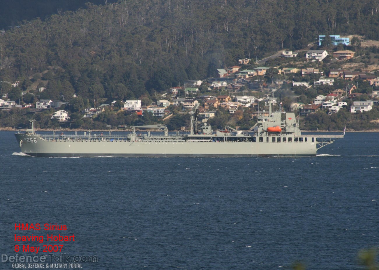 HMAS Sirius leaving Hobart 8 May 2007