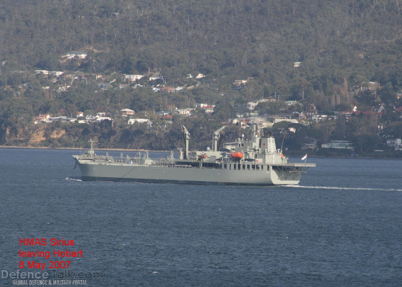 HMAS Sirius leaving Hobart 8 May 2007