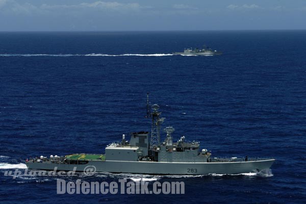HMCS Algonquin (DDG 283) and HMCS Regina (FFG 334) - RIMPAC 2006