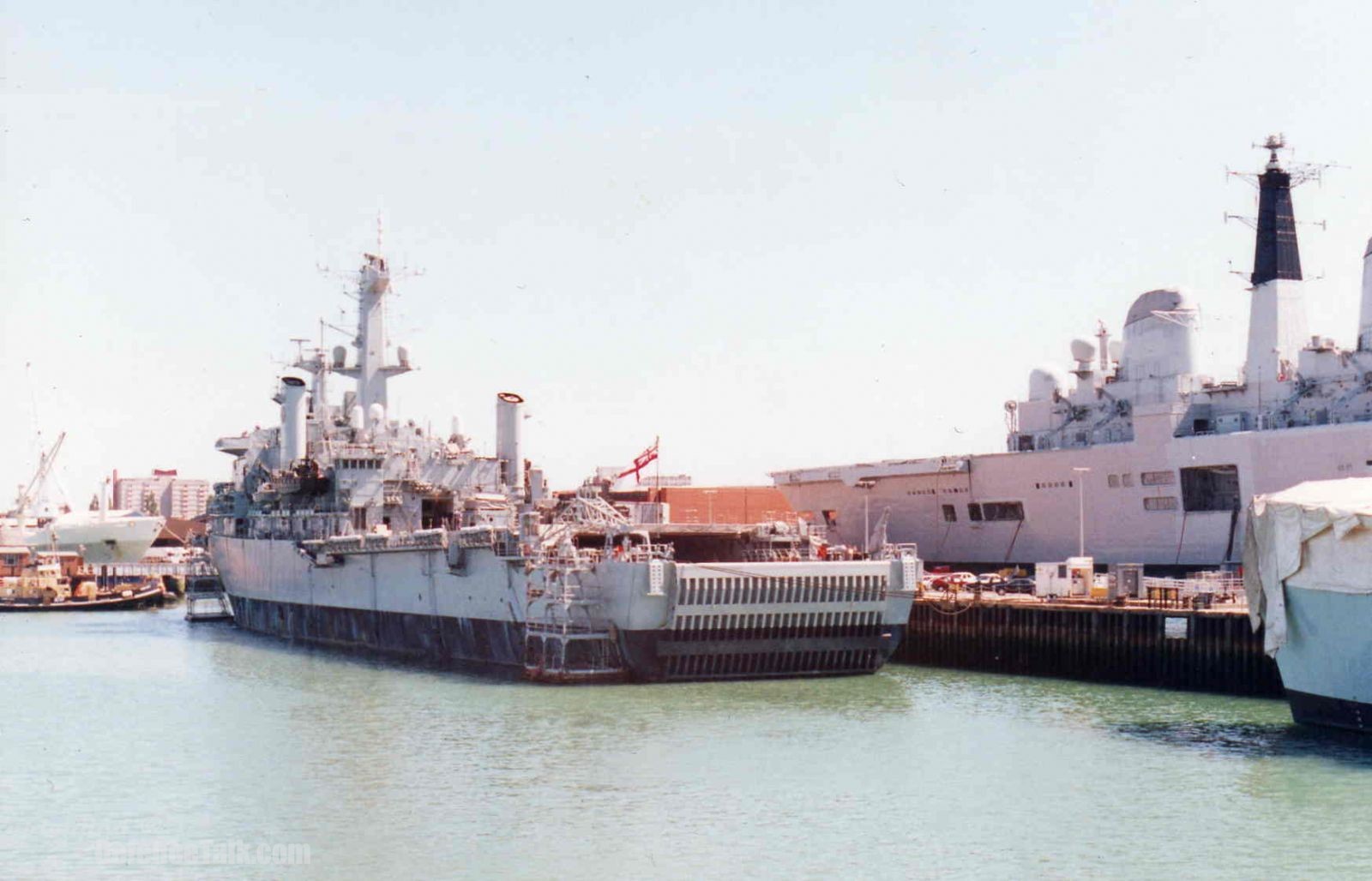 HMS Fearless L10