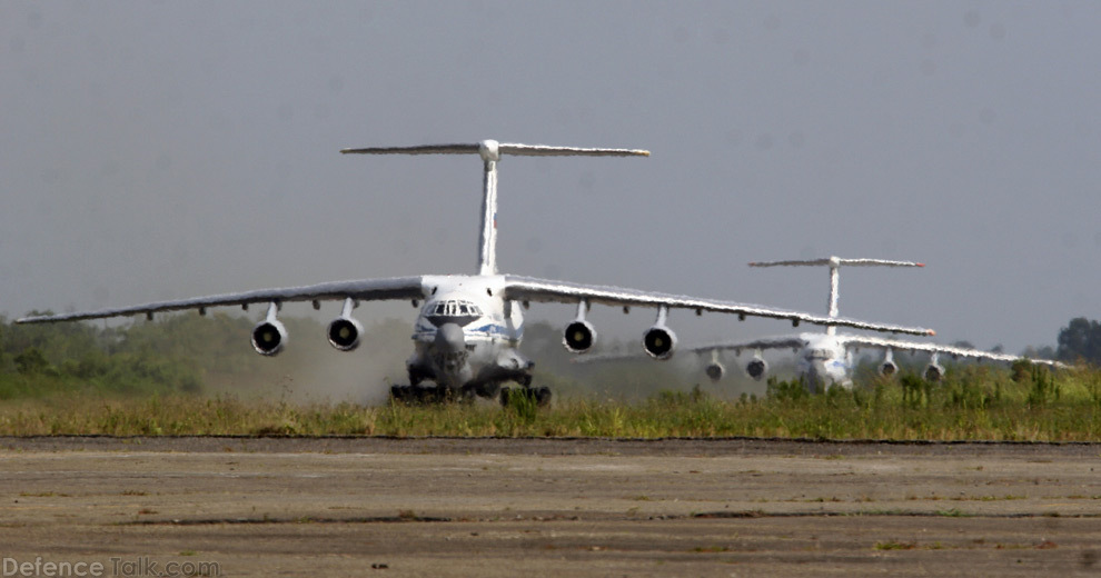 Il-76_Landing_in_Sukhumi