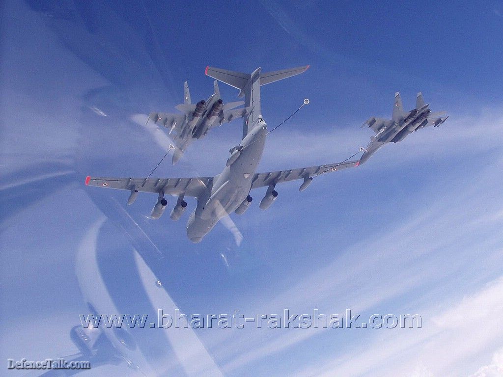 Il-78MKI refuelling Su-30s