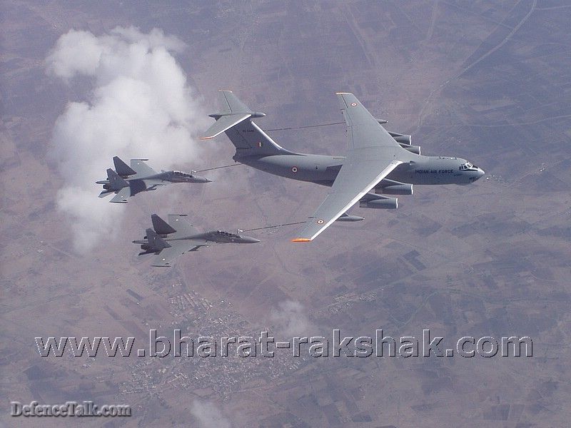 Il-78MKI refuelling Su-30s