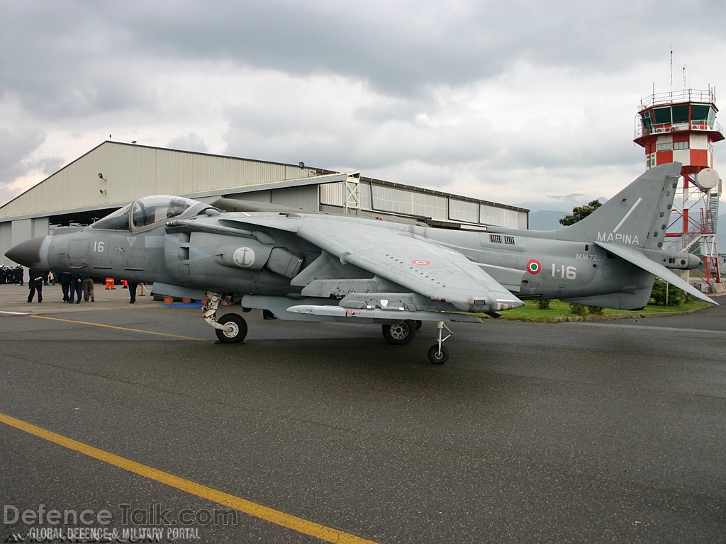 Italian Navy AV8B+ in Luni naval air base