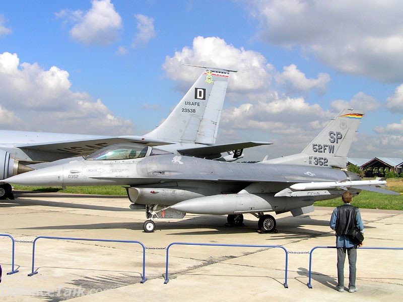 MAKS 2005 Air Show - F-16 Fighting Falcon USAF