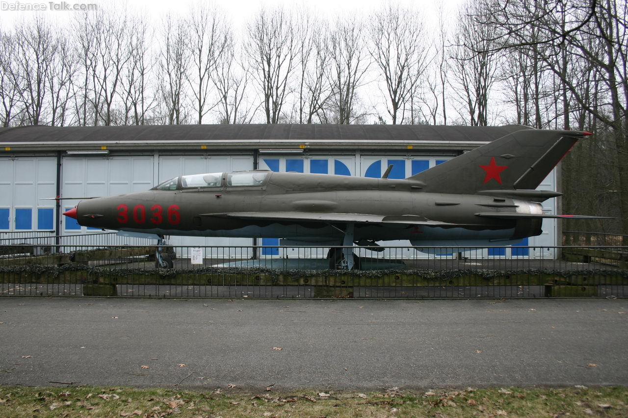 MiG-21UM