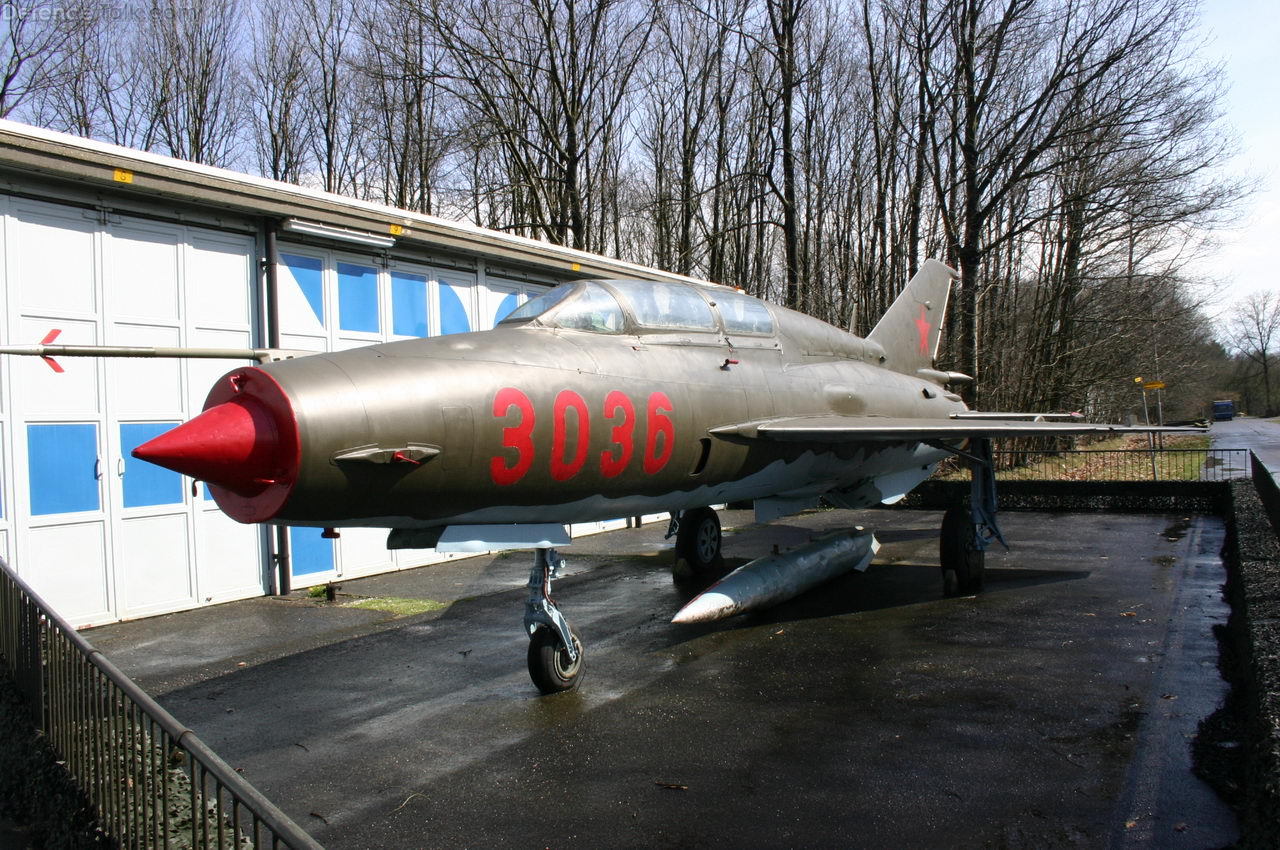 MiG-21UM