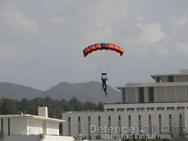 Paratroopers of Pakistan Army - March 23rd, Pakistan Day