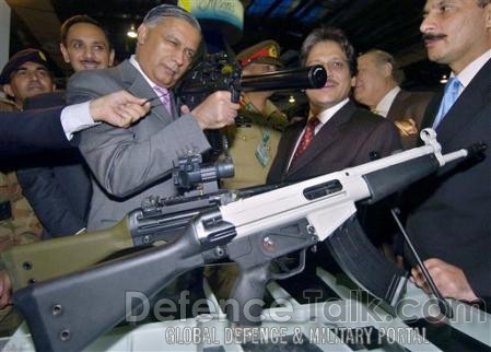 PM inspects a gun - IDEAS 2006, Pakistan