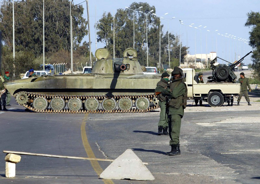 pro-Gadhafi Libyan Army 2S1 Gvozdika SPG
