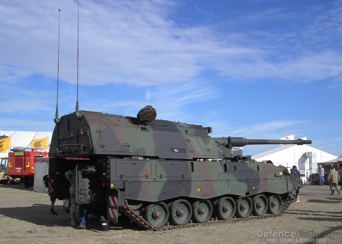 PZH2000 155mm SPH LanDef Exhibition at Avalon Air Show 2007