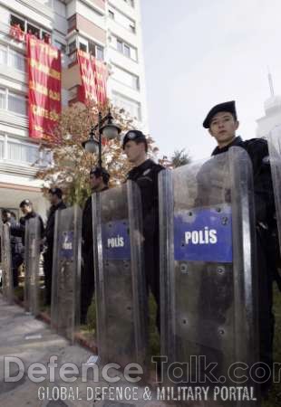 Riot police take positions - News Pictures