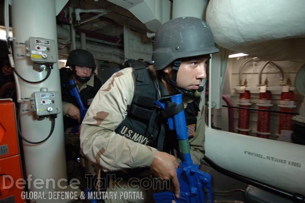 Security sweep onboard the Arleigh Burke-class destroyer - RIMPAC 2006