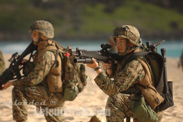 Soldiers use their M-16 rifles, RIMPAC 2006