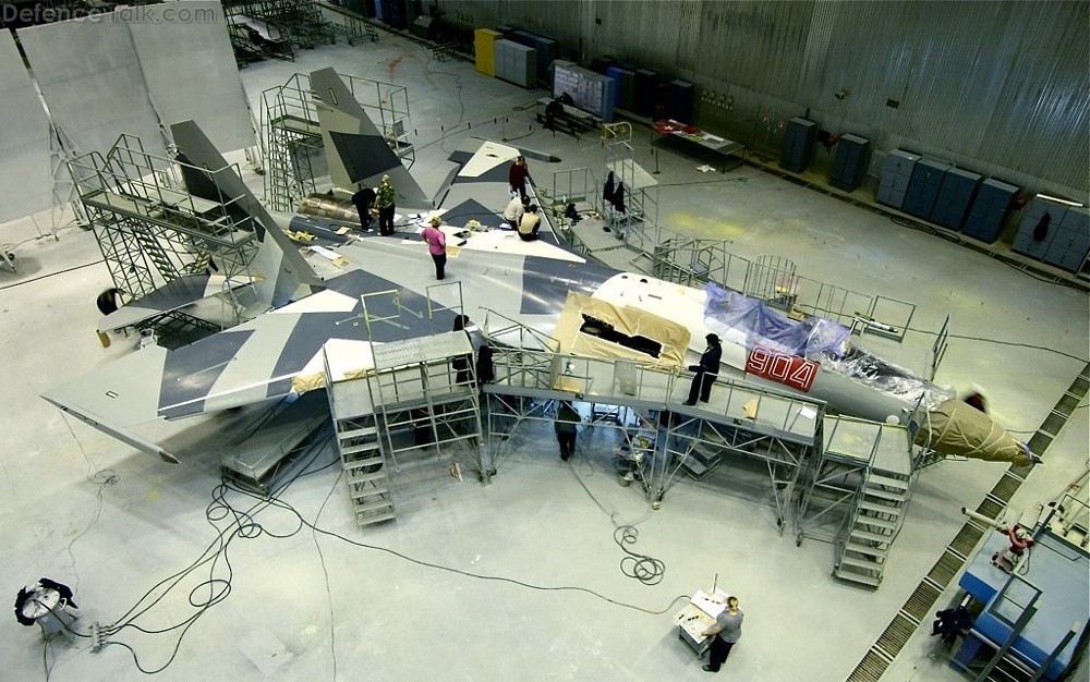 Su-35S 904 assembly