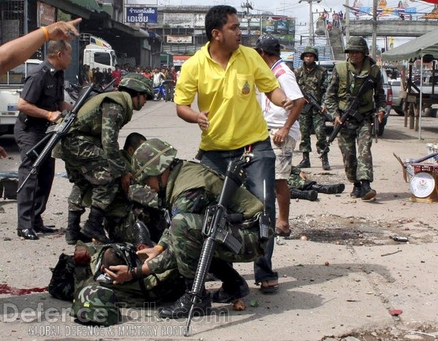 Thai soldiers respond to bomb blast- News Pictures