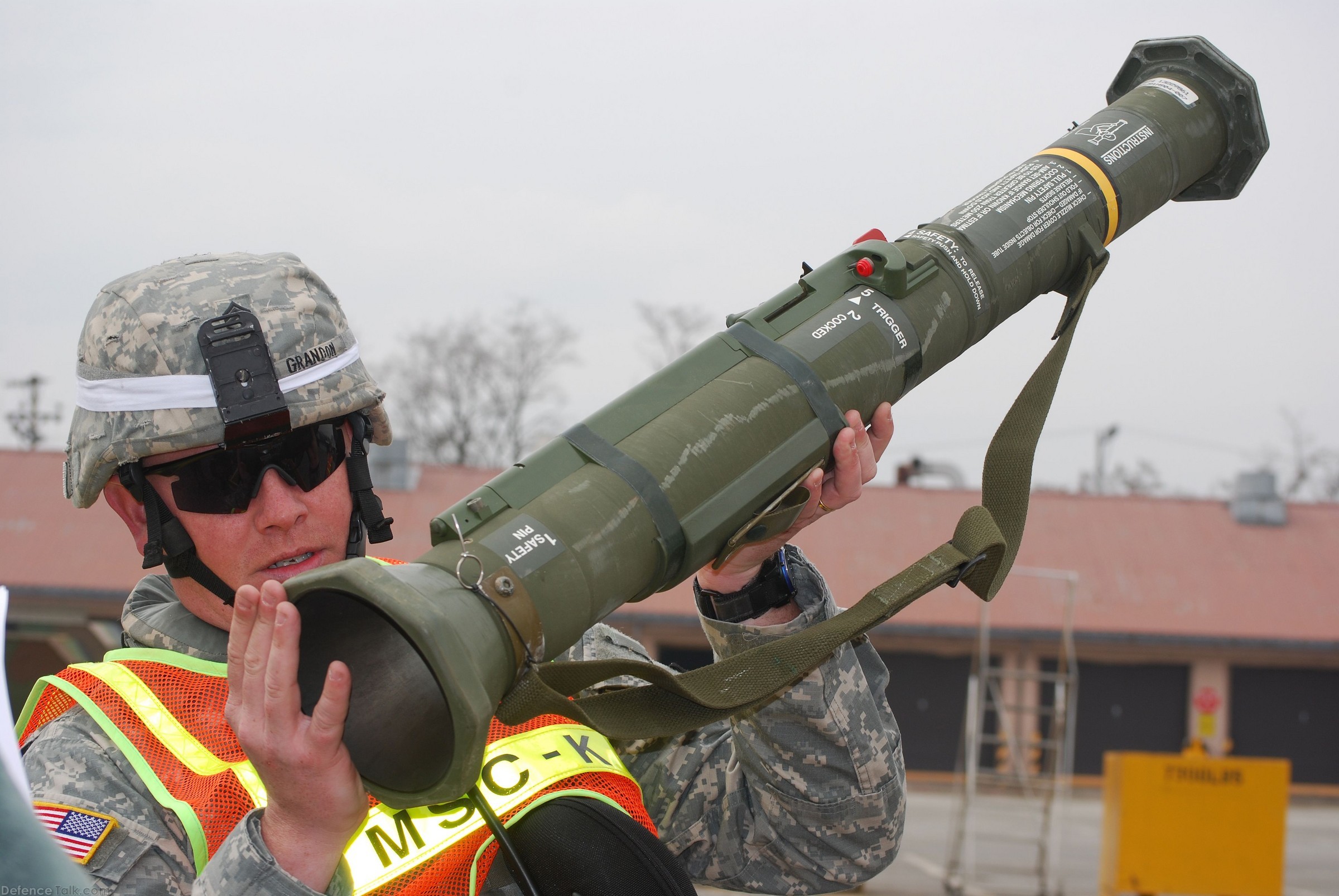 Использованный гранатомет. M136 at4. Противотанковый реактивный гранатомет at4. Гранатомет m136 at4. М136 ат4.