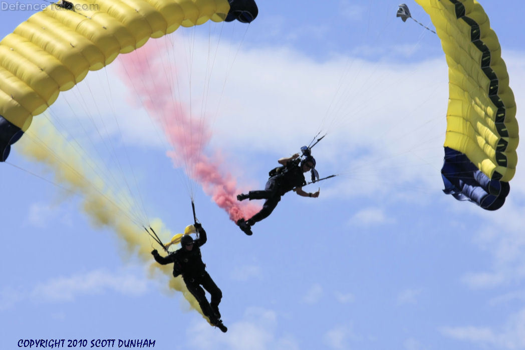US Navy Seals Leap Frogs Parachute Team