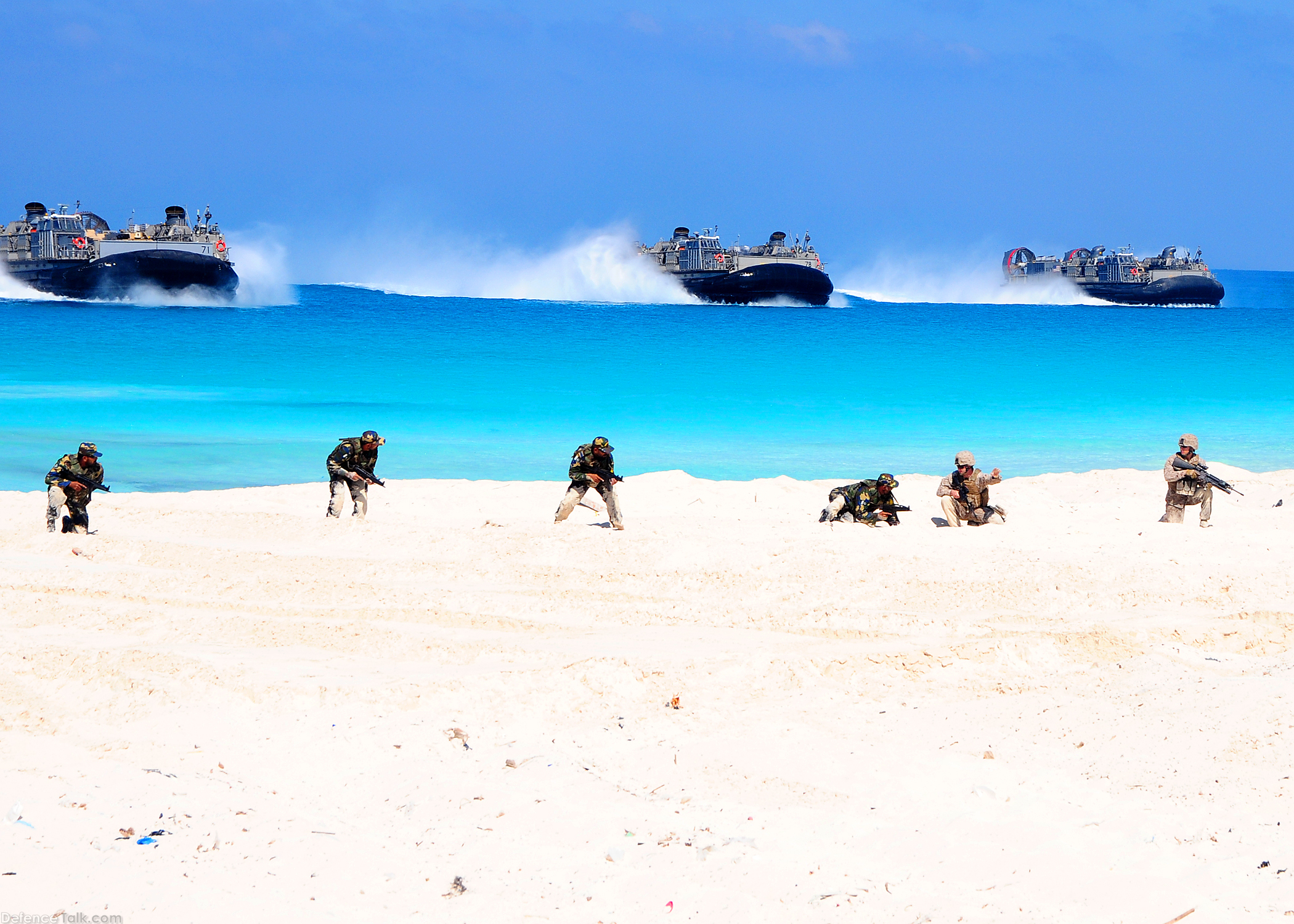 US, Pakistani and Kuwaiti Marines conduct an amphibious assault demonstrati