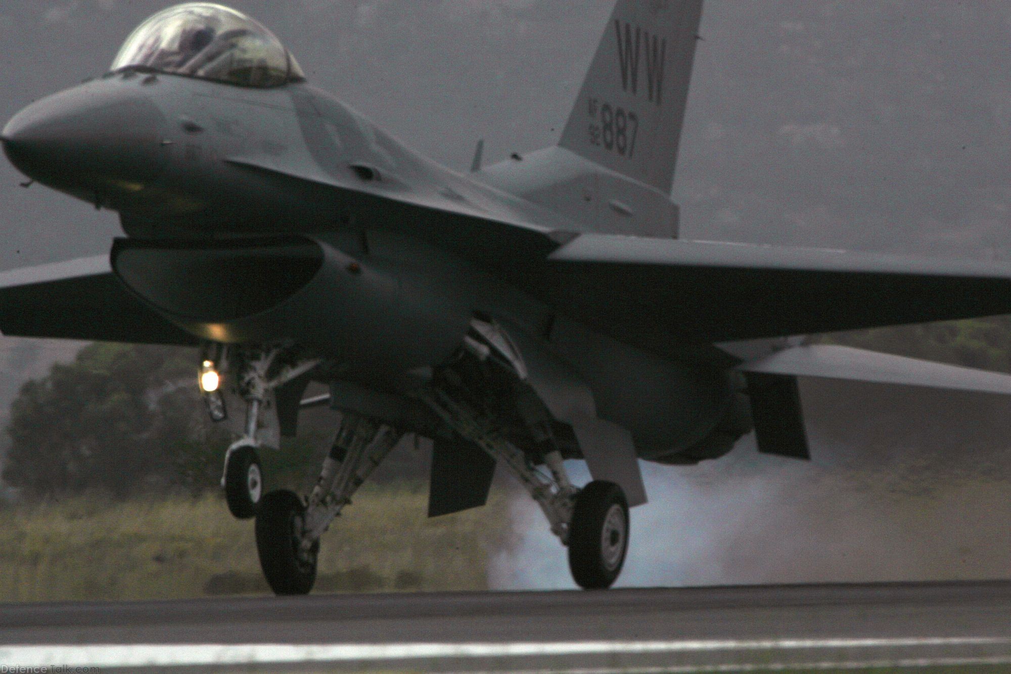 USAF F-16 landing - Avalon Air Show