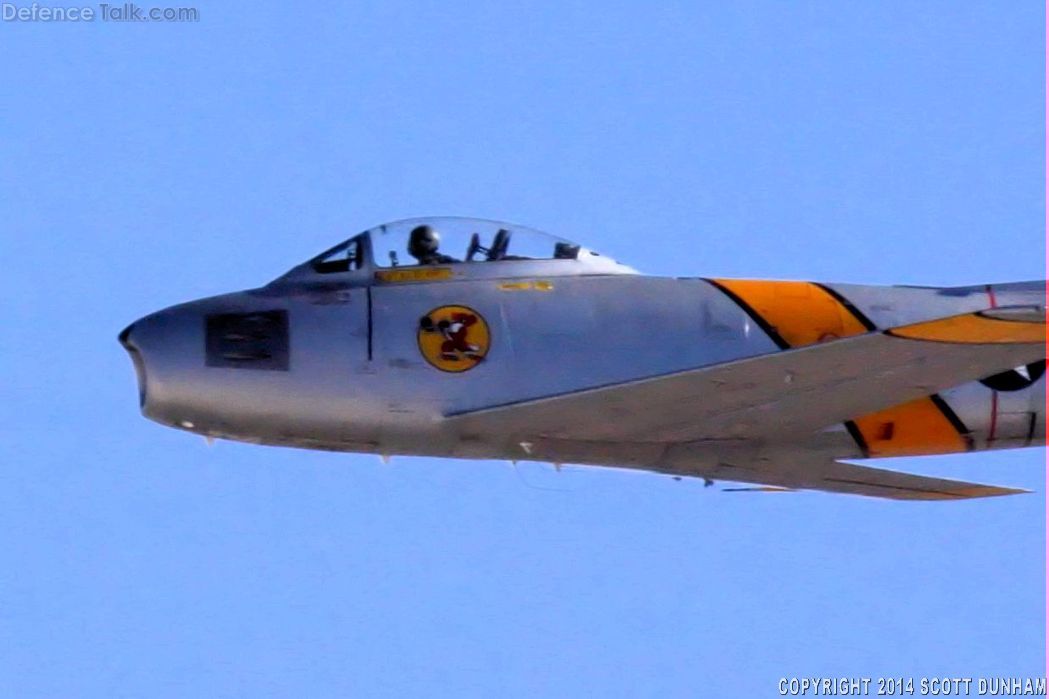 Maquette Avion F-86 Sabre USAF 'Beauteous Butch' - Armour Production 1/100 - Construit Avec Présentoir