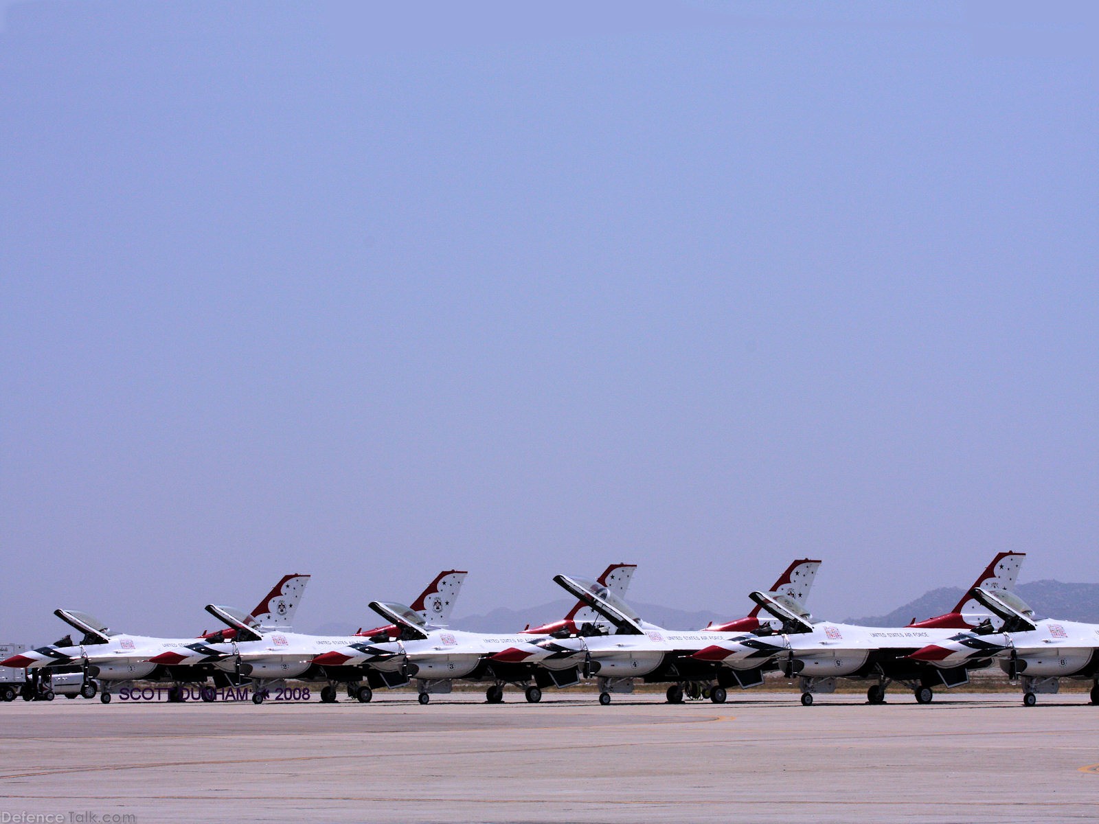 USAF Thunderbirds Flight Demonstration Team F-16 Falcon