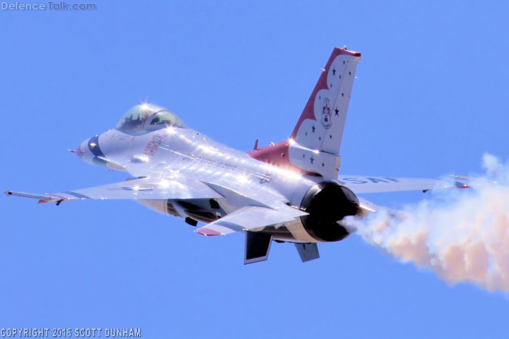 USAF Thunderbirds Flight Demonstration Team F-16 Viper