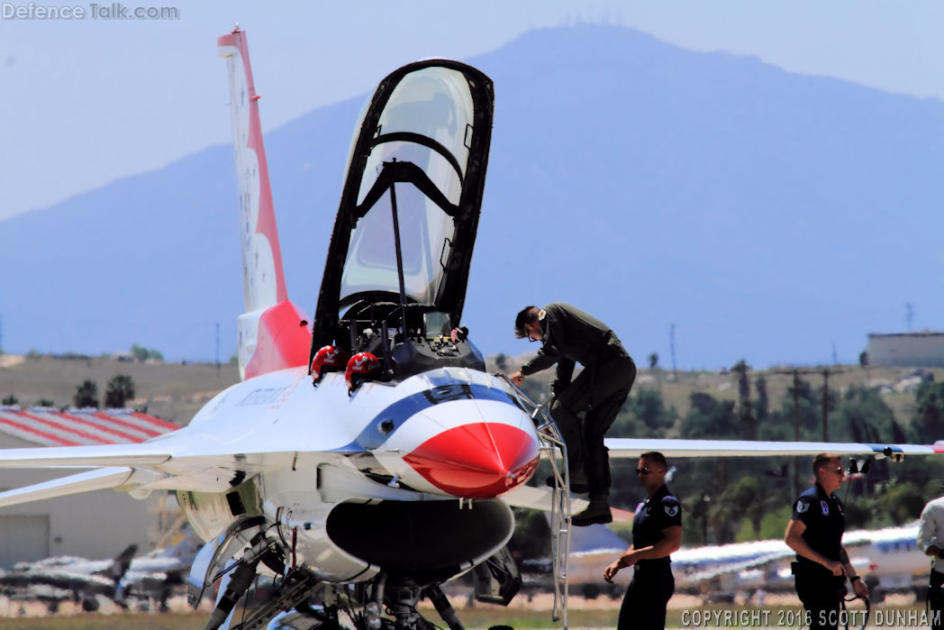 USAF Thunderbirds Flight Demonstration Team F-16 Viper