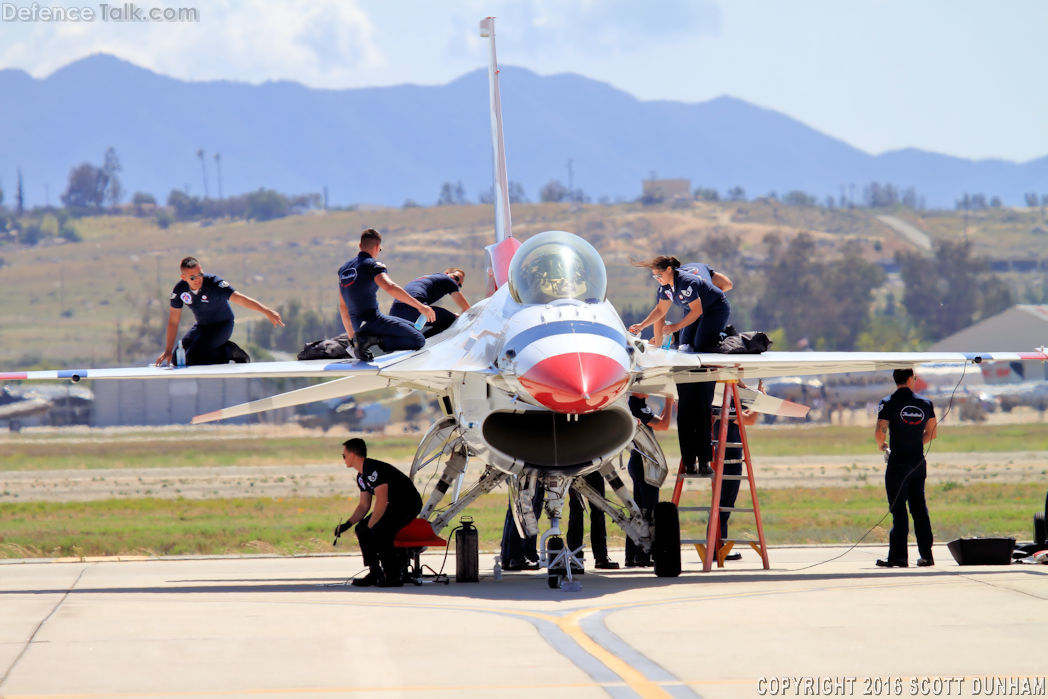 USAF Thunderbirds Flight Demonstration Team F-16 Viper