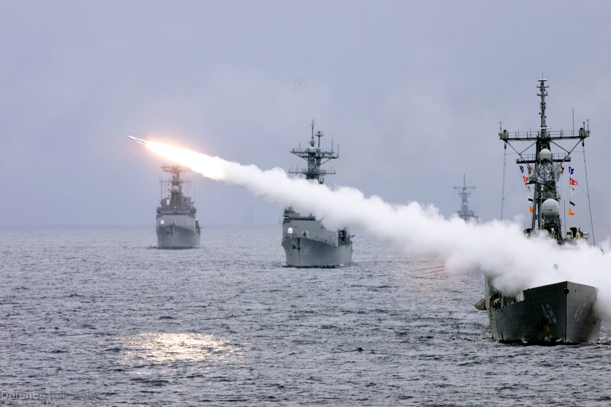 USS Vandegrift (FFG 48) - Destroyers during Missile Exercise - US Navy