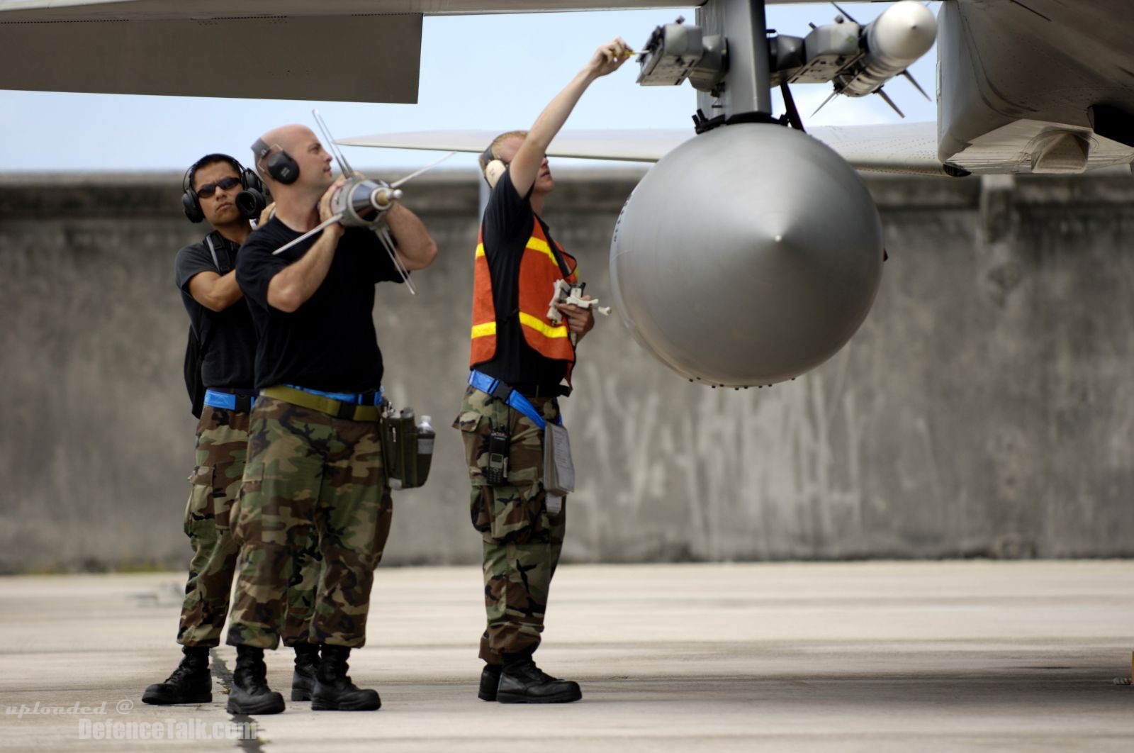 Valiant Shield 2006 - Weapons maintainers remove a targeting pod from an F-