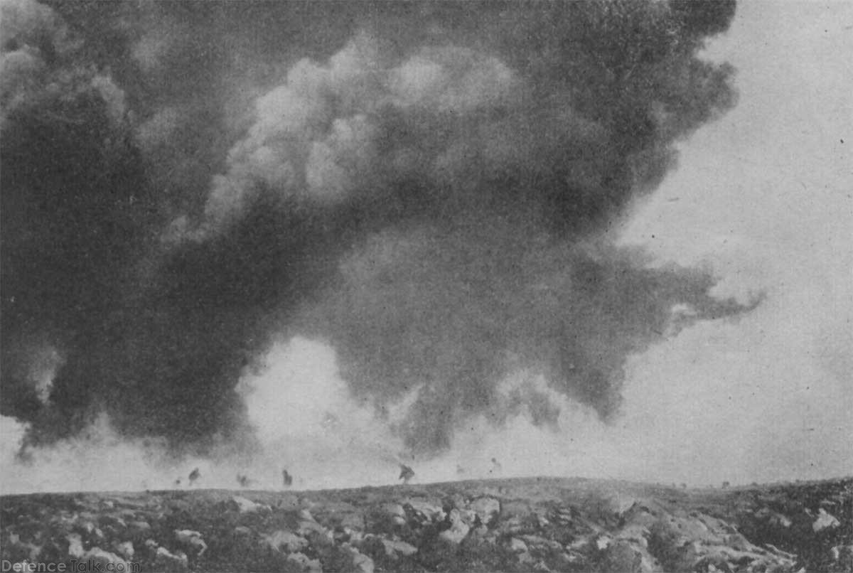 Газа нападение. Первая газовая атака 1915. Хлор ГАЗ первая мировая.