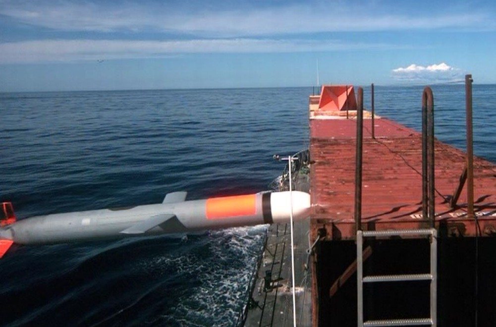A synthetically guided Tomahawk cruise missile