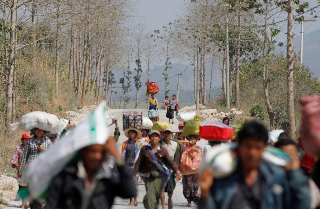 People displaced by the fighting in Burma's Laukai approach a rescue convoy