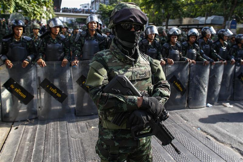 Thai soldiers stand guard